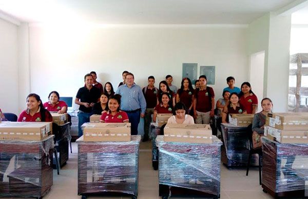 Reciben estudiantes nayaritas equipo de cómputo