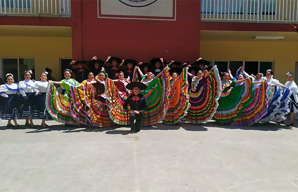 Preparatoria Lázaro Cárdenas, plantel Balderas, celebró a las madres de familia por su día