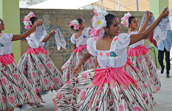 Celebran Día de las Madres en escuela antorchista