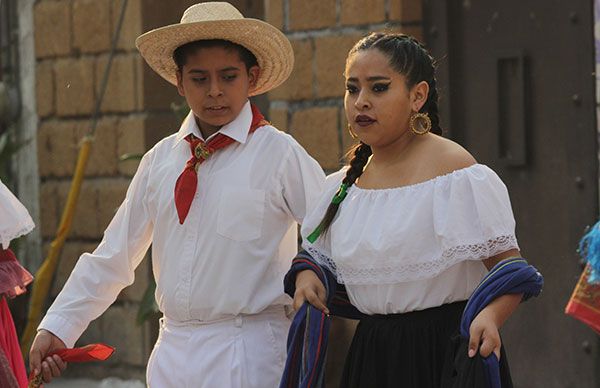 Jóvenes estudiantes celebran a sus mamás