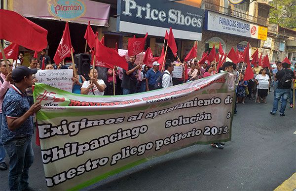 Protestan antorchistas frente al ayuntamiento de Chilpancingo