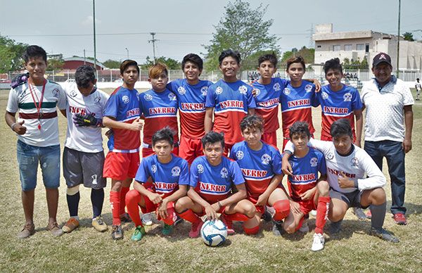 Jóvenes estrenan uniforme en su Aniversario