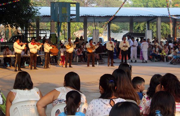 Antorcha lleva alegría a mamás de Huitzililla