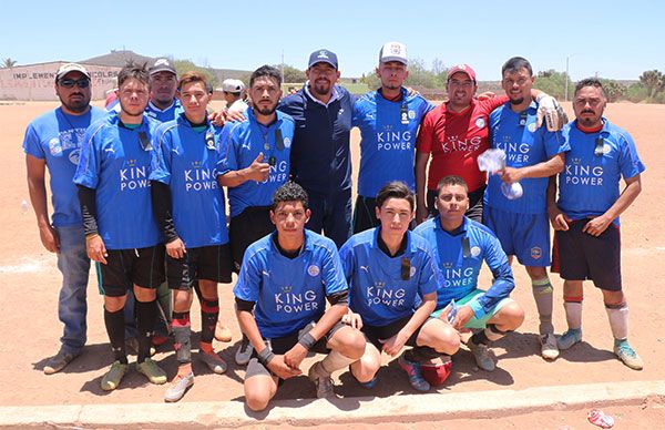 Entrega de uniformes a los diferentes equipos deportivos