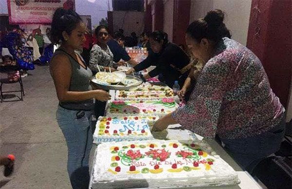 Festeja Antorcha a mamás y niños de Tlapa de Comonfort