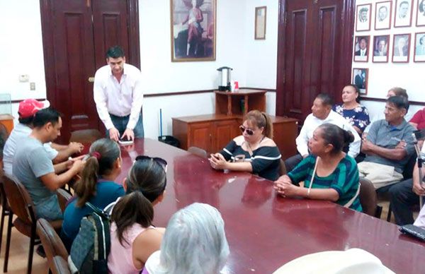 Guaymenses revisan solicitudes en el ayuntamiento