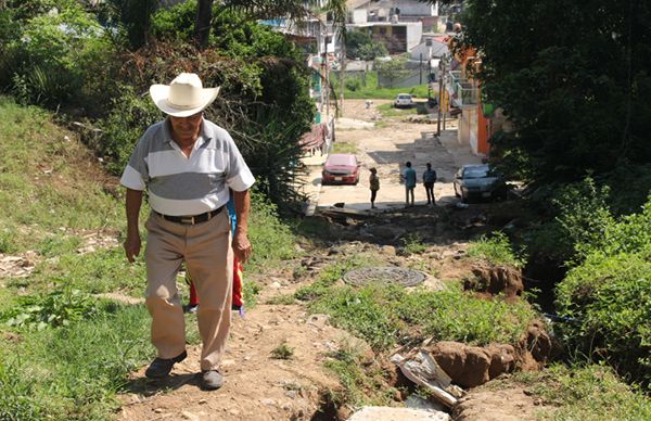 Colonos de  Casa Blanca llevan años sin obras elementales