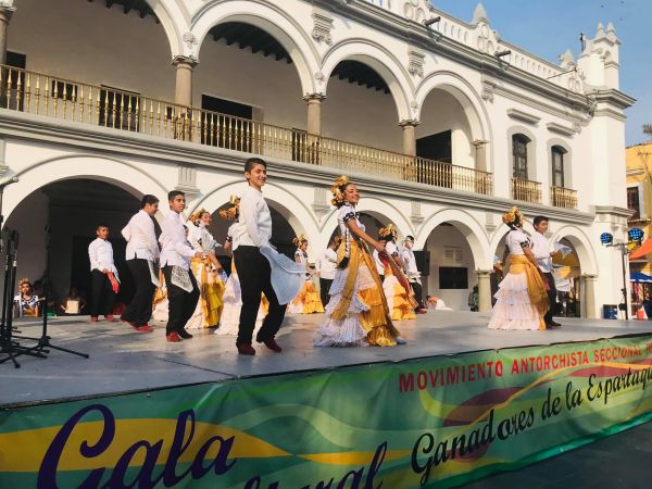 Antorcha realiza gala cultural en el Zócalo de Veracruz