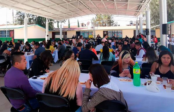 Antorcha Magisterial festeja a maestros