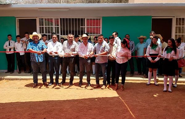 Inaugura Antorcha aulas en Zirandaro; rinde frutos lucha organizada