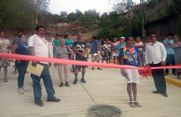 Pavimentación en colonia Altos de Tamarindos de Acapulco, otro logro de Antorcha