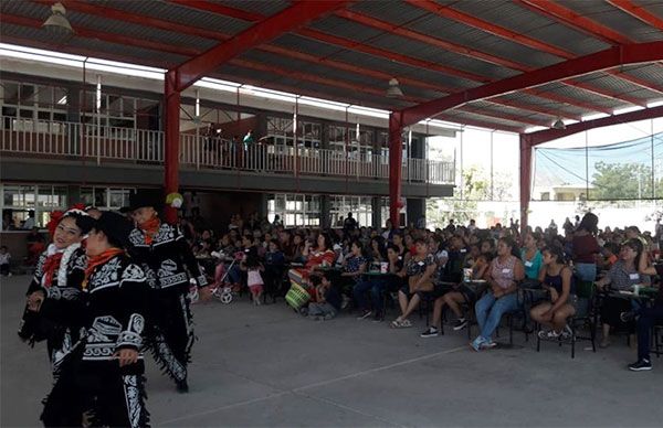 Escuela antorchista concluye festejo de las madres