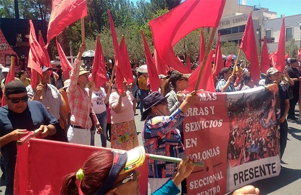 Nadie atendió a la marcha antorchista y se quedaron en plantón