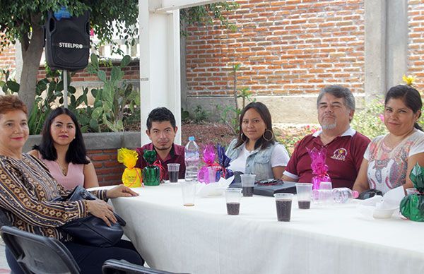  Celebran antorchistas el Día del Maestro 