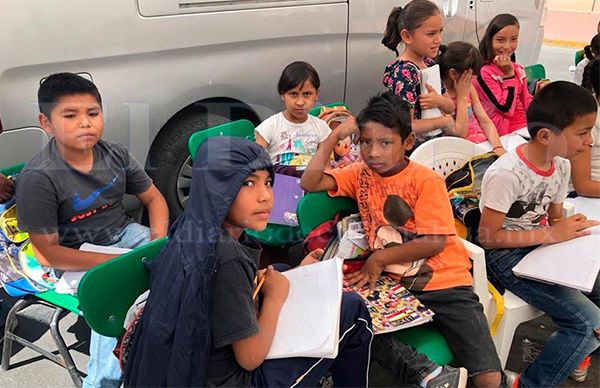 Tomaron clases frente al Palacio de Gobierno, niños de Primaria de Nueva Creación