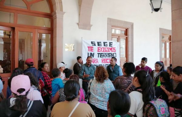 Padres mantienen exigencia de terreno para secundaria