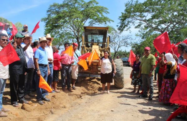 Antorchistas dan banderazo a un kilómetro de carretera en San Juan Guichicov