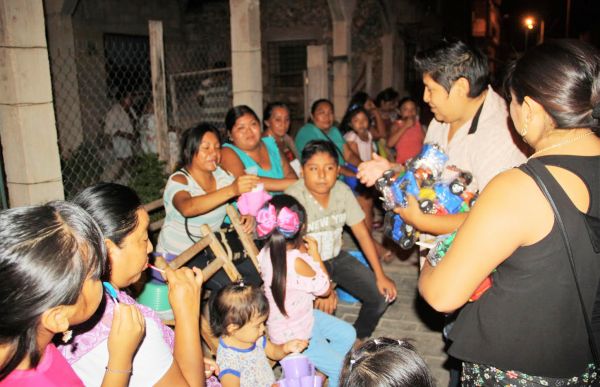 Antorchistas de Dzitbalché festejan a madres y niños