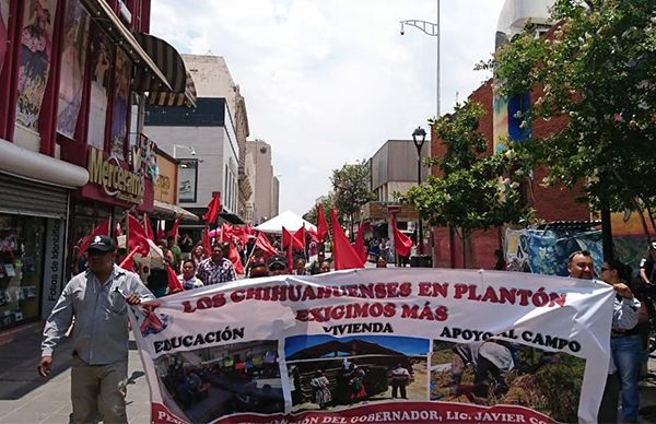 Antorchistas en plantón realizan marcha por el Centro de Chihuahua