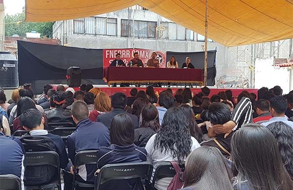 Historiador de la UNAM imparte ponencia a estudiantes de la CDMX