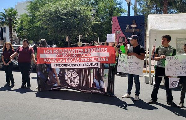 Niegan apoyo a estudiantes pobres por discriminación política