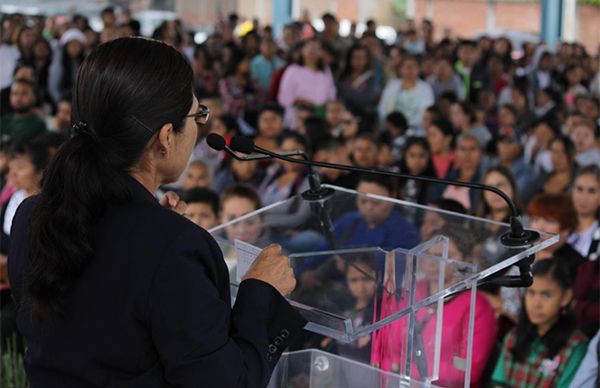 Entrega dirigente estatal antorchista becas por excelencia académica 