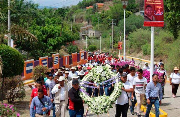 Capitalinos conmemoran a Mártires Antorchistas en Tecomatlán