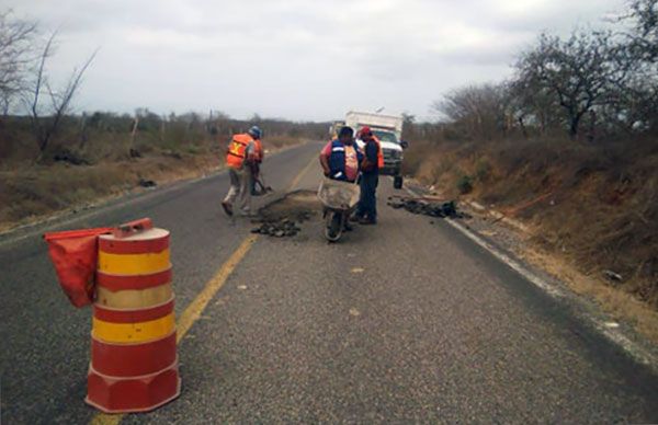 Rehabilitan tramo carretero en Tomatlán por gestión de antorchistas