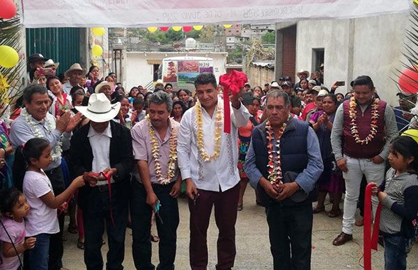 Oaxaqueños son beneficiados con pavimentación; obras que el Gobierno Federal busca desaparecer