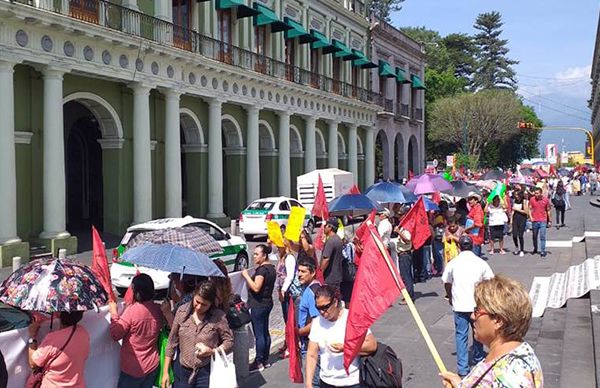 Con cadenas humanas antorchistas exigen obras y servicios