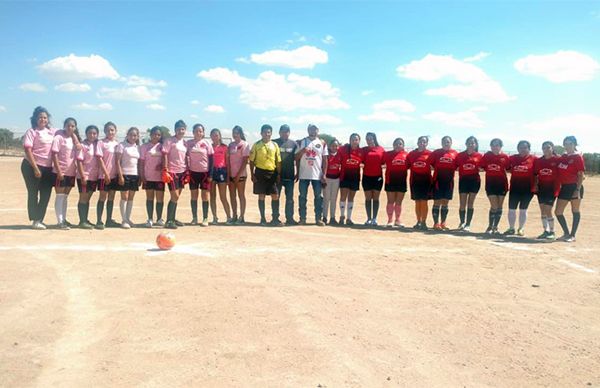 Inauguración de torneo de futbol femenil en Villa de Arriaga