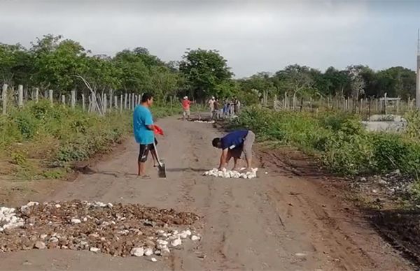 Colonos antorchistas de Bacalar bachean camino de acceso a su colonia; ejemplo de trabajo colectivo