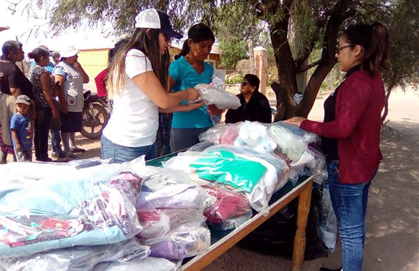 Familias de Villa de Ramos son beneficiadas con paquetes de ropa 