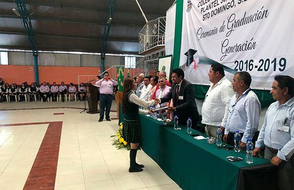 Abraham Villa apadrina a generación de bachilleres en Illescas, Santo Domingo