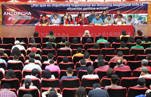 Imparten conferencia a docentes de Acatlán