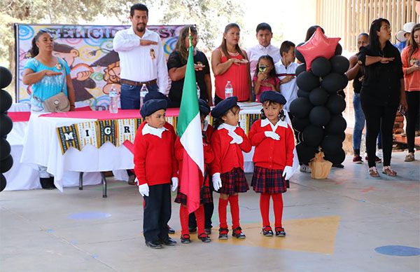 Asiste munícipe a graduación de preescolar en Villa de Ramos 