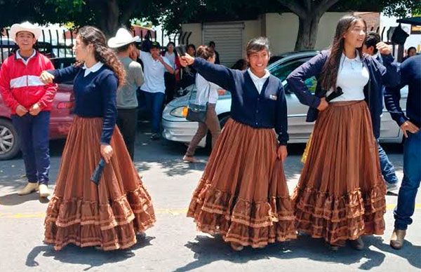 Con cultura exigen becas Benito Juárez