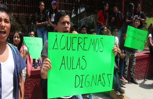 Alumnos y maestros exigen infraestructura educativa para sus escuelas 