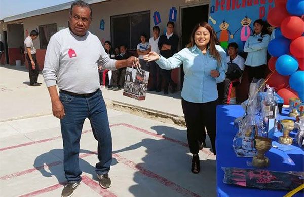 Festejan a padres en su día