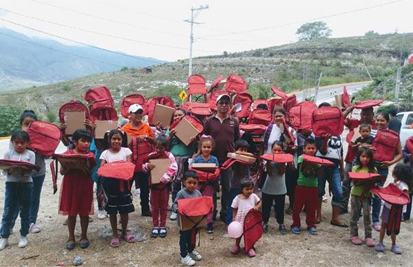 Entregan útiles escolares a alumnos de dos colonias antorchistas 