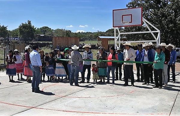 Antorcha inaugura cancha de usos múltiples; obras desaparecidas por Gobierno Federal