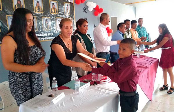 Y los alumnos de la escuela primaria de Nueva Creación¦ ¡se graduaron!