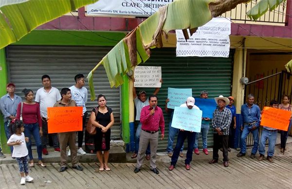 Taxistas se manifiestan en la delegación de tránsito de Chicontepec