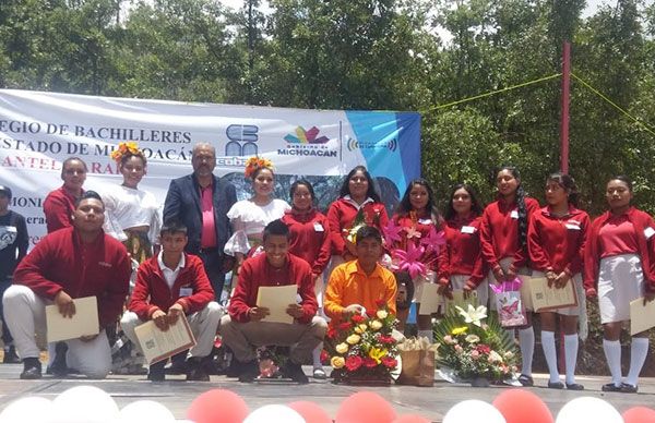 Celebran ceremonia de clausura en plantel de Carapan