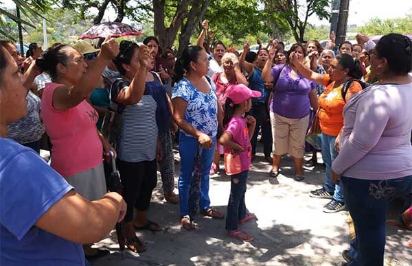 Antorchistas se manifiestan en COMAPA Victoria 