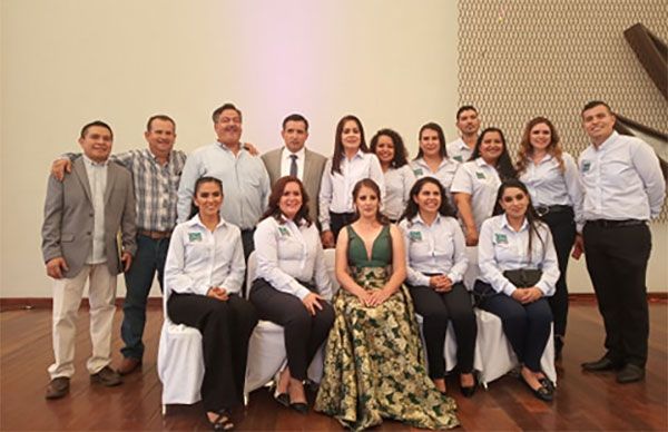 Líder estatal antorchista presente en ceremonia de graduación del CBTa de Tequila