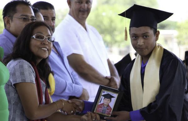 Entre carencias y con todo en contra, la Telesecundaria 11 de Febrero entregó ya su primera generación de egresados