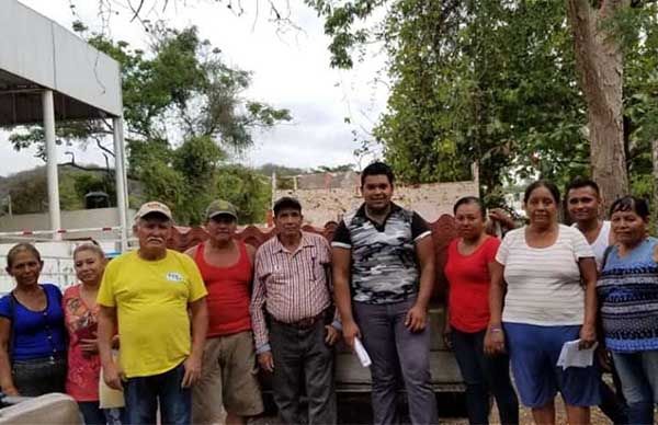 Antorcha entrega láminas a familias humildes en Armería