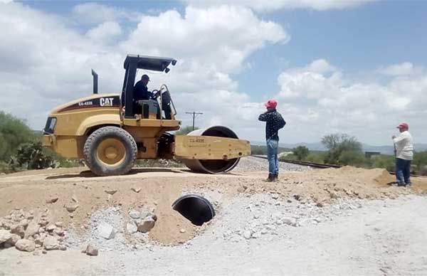 Continúa la rehabilitación de caminos en Mexquitic