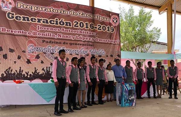 Egresan jóvenes de Preparatoria de Zacualpan